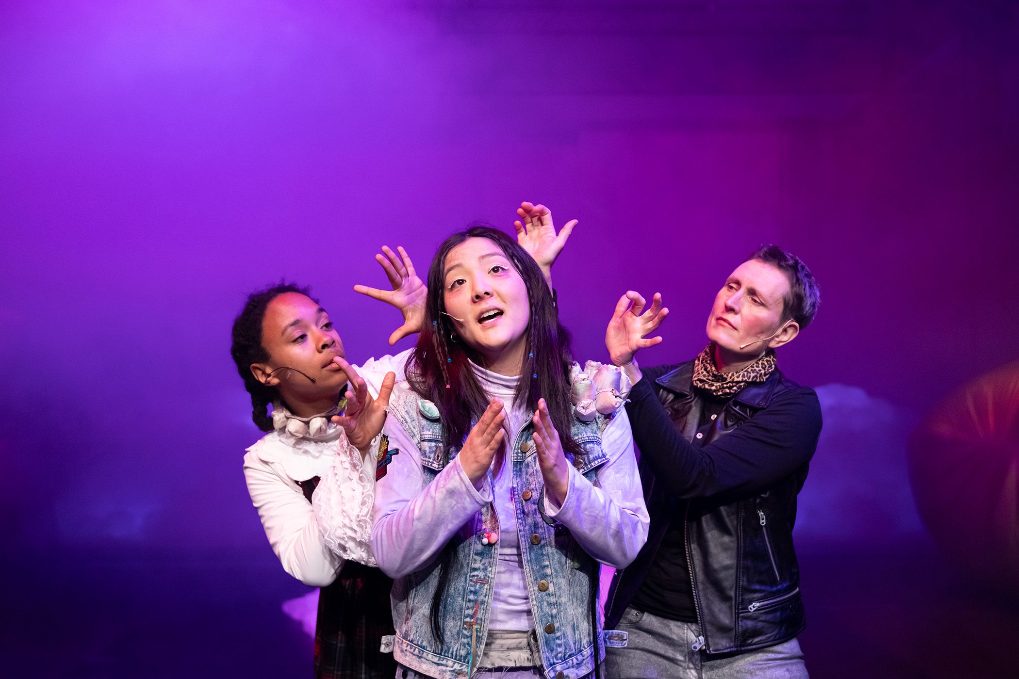 Olivia-Hyunsin-Kim-ddanddarakim_Baby-Im-sick-tonight_c_Mayra-Wallraff_1_web DreI Personen stehen zusammen. Die mittlere singt.